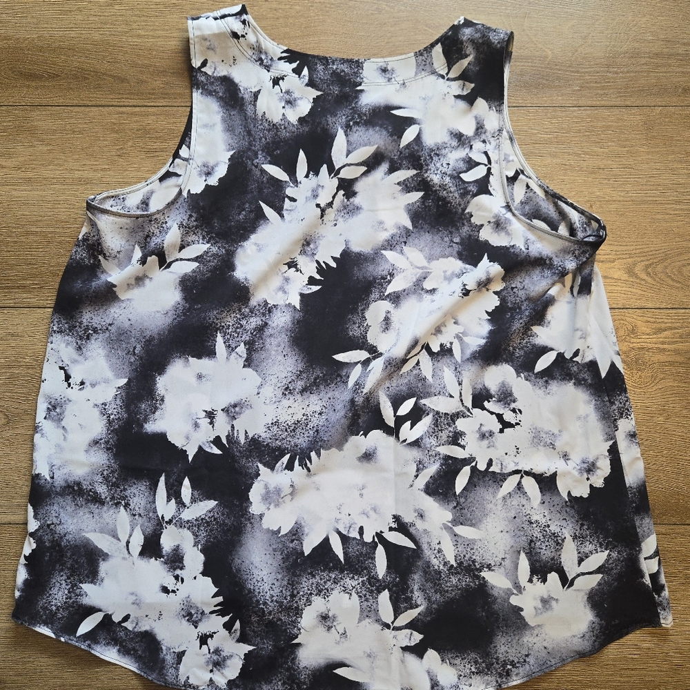 Simply Vera Vera Wang Floral Sleeveless Shirred Shell Top XXL Black White Tank - Picture 8 of 9